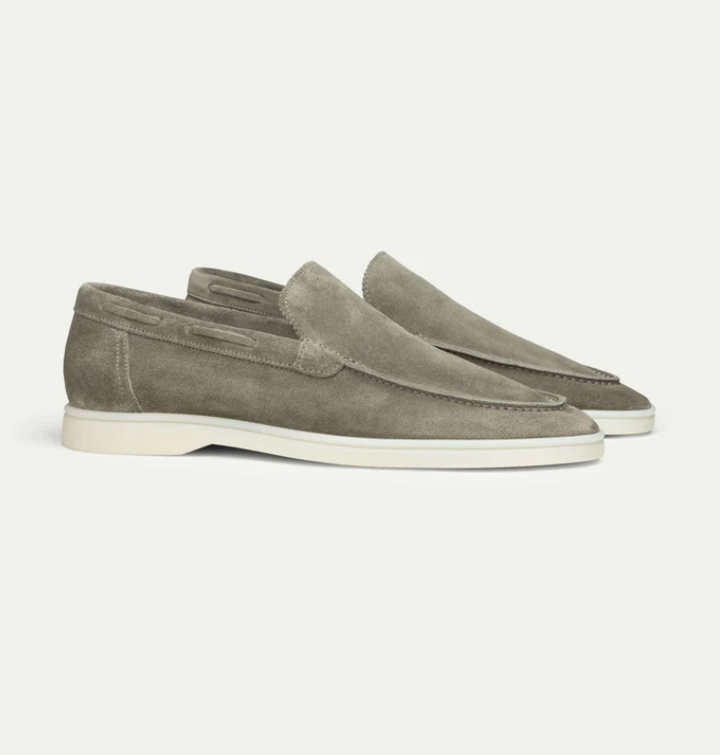 Graue Wildleder-Slipper für Herren, elegantes Design, weiße Sohle, bequeme Freizeitschuhe.