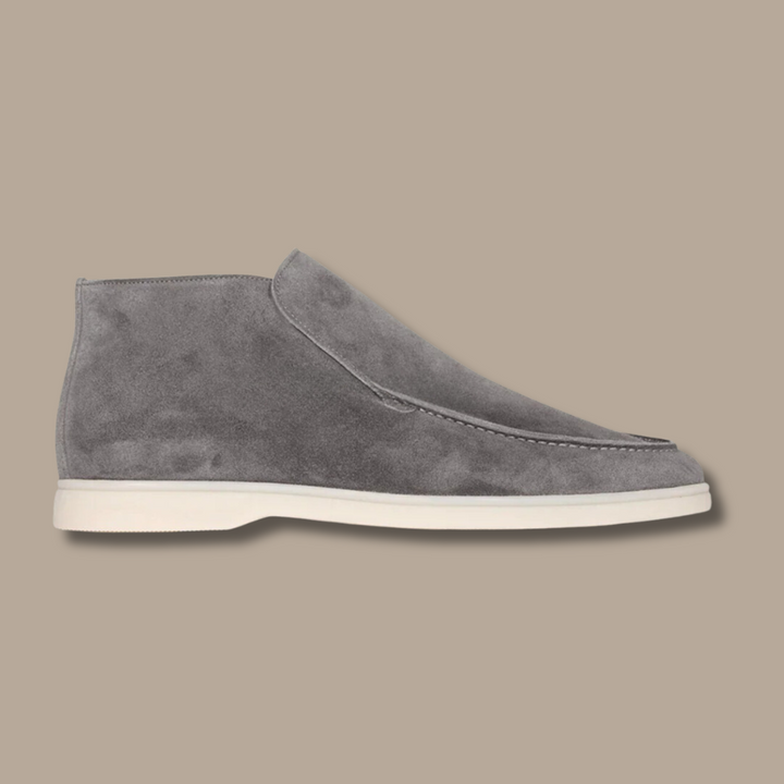 Grauer Wildlederstiefel für Herren, elegantes Design, bequeme Sohle, modischer Schuh.