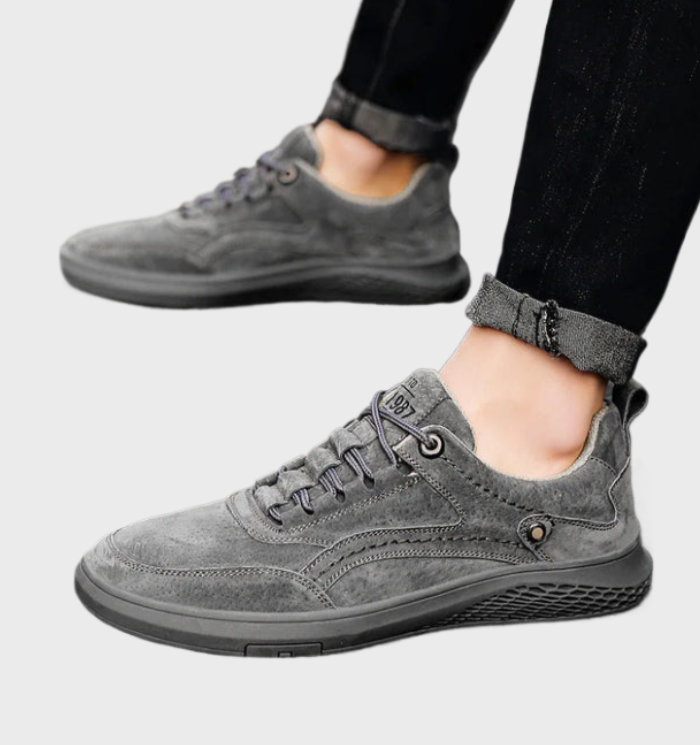 Graue Herrensneaker aus Wildleder, lässig, bequem, modisch, ideal für Freizeitkleidung.