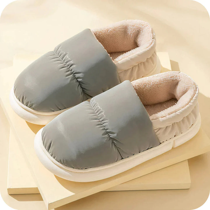 Graue Hausschuhe mit Plüschfutter, rutschfeste Sohle, gemütlich, warm, für Damen und Herren.