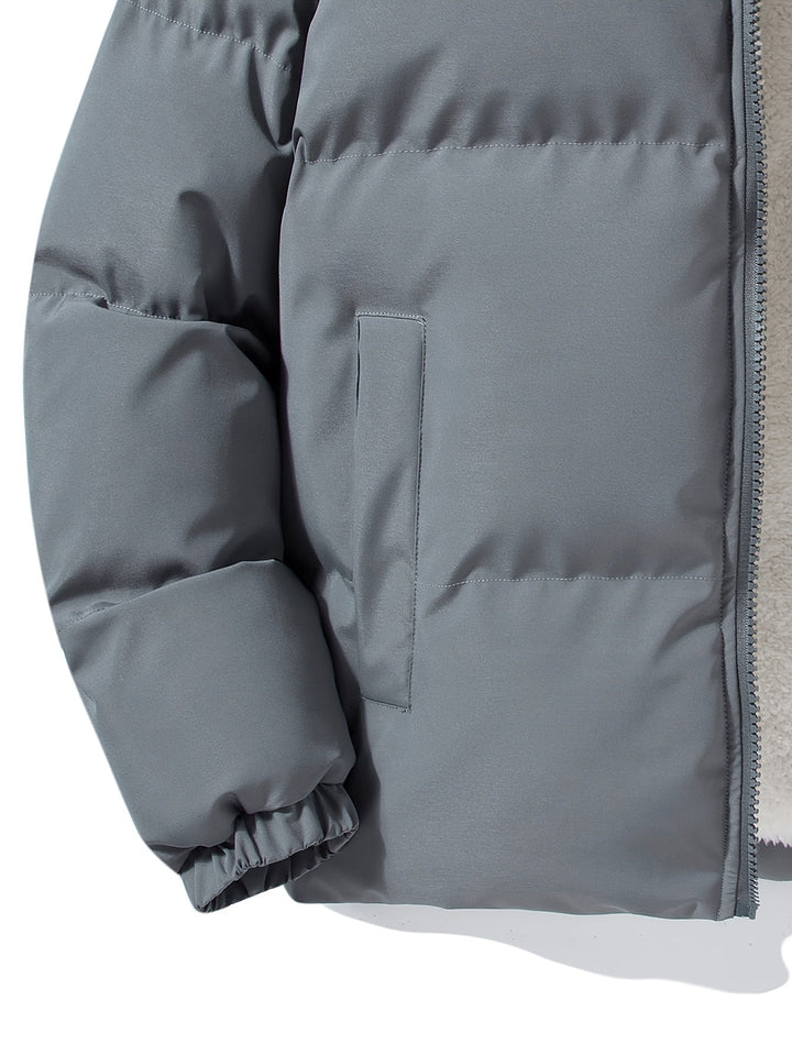 Graue Daunenjacke, warm, mit Reißverschluss, Wintermode, Herrenbekleidung, isoliert.