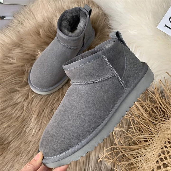 Graue Damen-Winterstiefel aus Wildleder, warm gefüttert, rutschfeste Sohle, modisch und bequem.