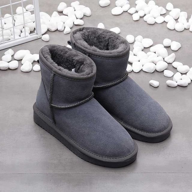 Graue Winterstiefel aus Wildleder mit Fellfutter, rutschfeste Sohle, modisch und warm.