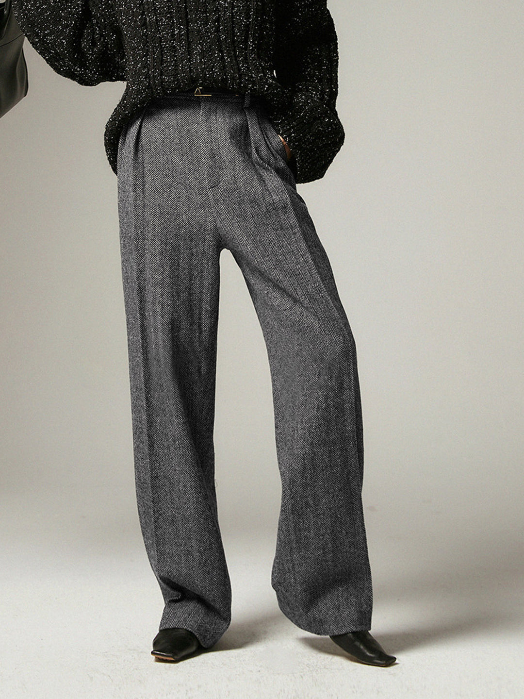 Graue Damenhose aus Wolle, weites Bein, eleganter Stil, Herbstmode, schwarze Stiefeletten.