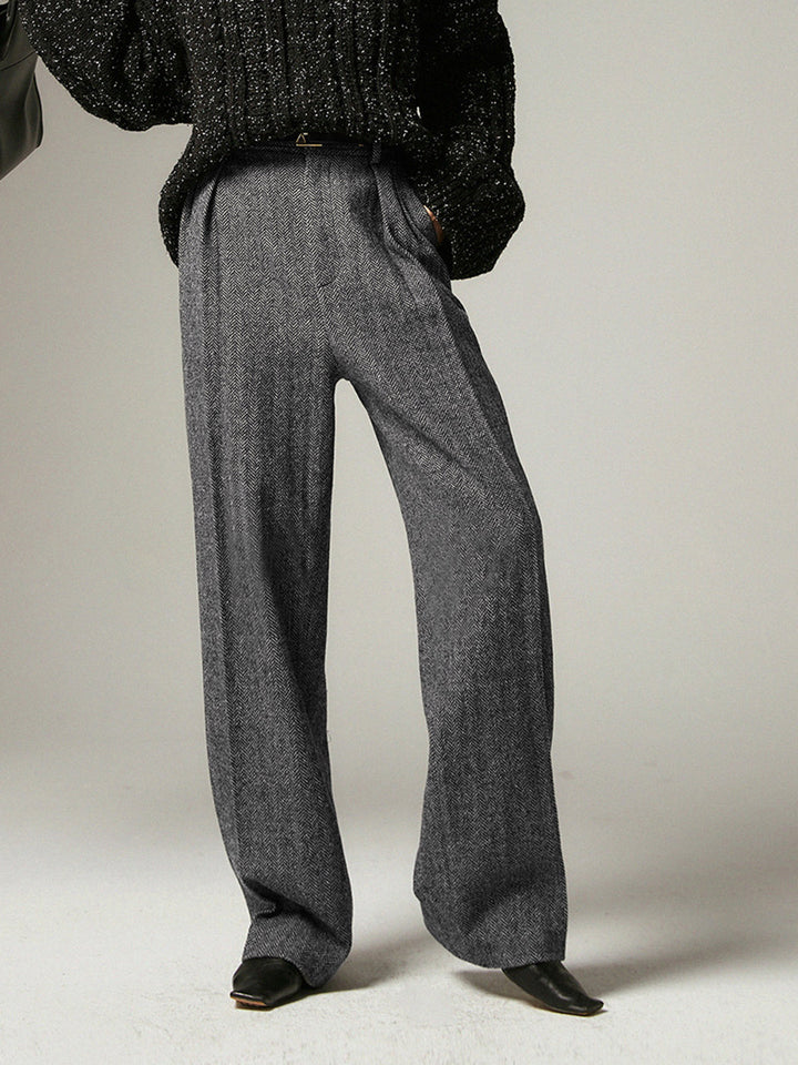 Graue Damenhose aus Wolle, weites Bein, eleganter Stil, Herbstmode, schwarze Stiefeletten.