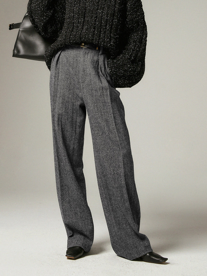 Damenhose grau, weit geschnitten, eleganter Stil, aus Wolle, kombiniert mit schwarzem Pullover.