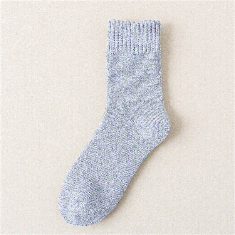 Graue Baumwollsocke, knöchelhoch, unisex, bequem, atmungsaktiv, für Alltag und Sport.
