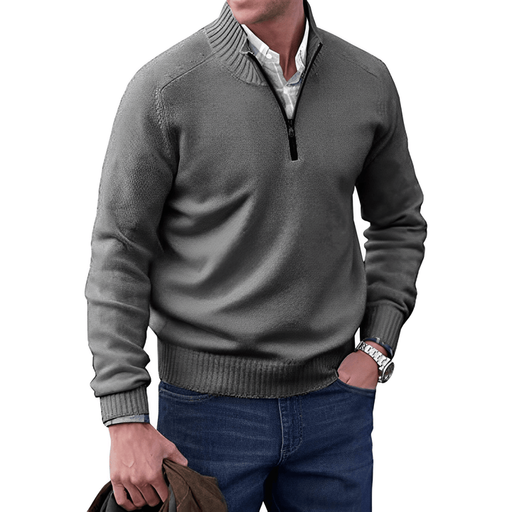 Grauer Herrenpullover mit Reißverschluss, Strick, lässig, modisch, Herbstmode, Herrenbekleidung.