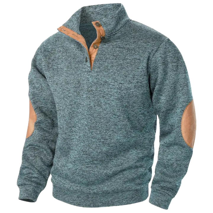 Grauer Herrenpullover mit braunen Ellenbogen-Patches, Stehkragen, Knopfleiste, Freizeitmode.