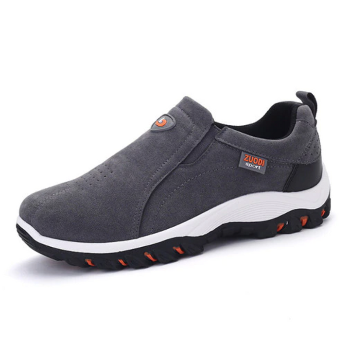 Grauer Herren-Sneaker, rutschfest, atmungsaktiv, sportlich, bequem, mit weißer Sohle.