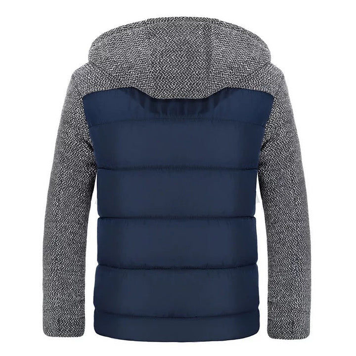 Dunkelblaue Herrenjacke mit Kapuze, gesteppter Rücken, graue Ärmel, Wintermode.