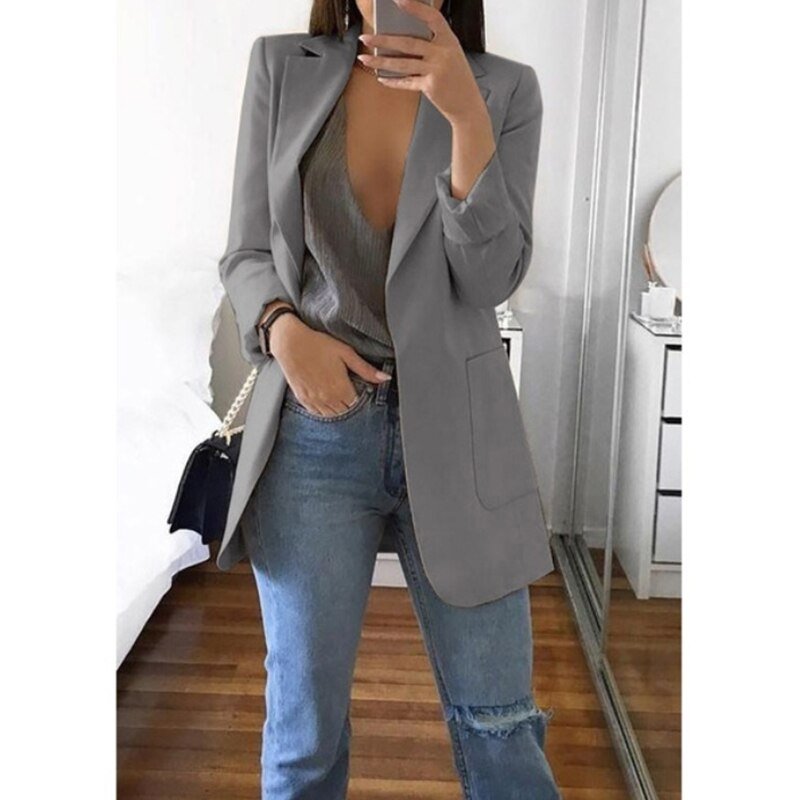 Frau in grauem Blazer, Jeans, Spiegel-Selfie, modischer Frühlingslook, eleganter Stil.