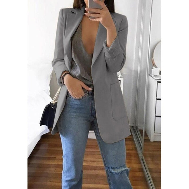 Frau in grauem Blazer, Jeans, Spiegel-Selfie, modischer Frühlingslook, eleganter Stil.