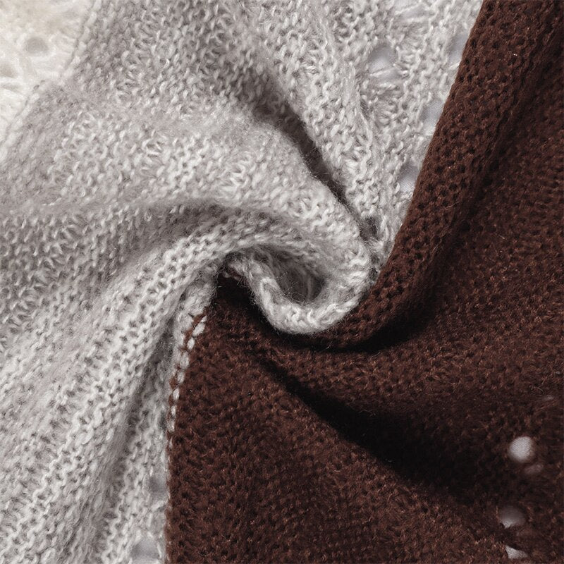 Brauner und grauer Strickstoff, weiches Material, Textur, Mode, Bekleidung, Detailansicht.