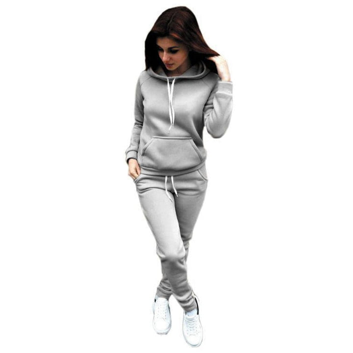 Frau in grauem Kapuzenpullover und Jogginghose, Freizeitmode, bequeme Damenbekleidung.