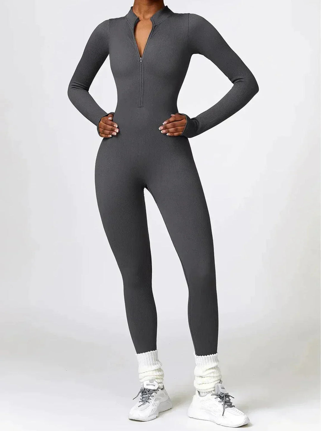 Grauer Damen-Jumpsuit mit Reißverschluss, langärmelig, figurbetont, sportlich, bequem.