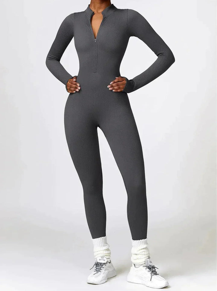 Grauer Damen-Jumpsuit mit Reißverschluss, langärmelig, figurbetont, sportlich, bequem.