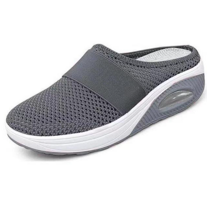 Grauer Damen-Sneaker mit Mesh-Obermaterial, rutschfeste Sohle, bequemes Design.