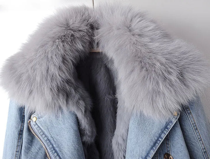 Damen Jeansjacke mit grauem Kunstfellkragen, modisch, warm, Winterbekleidung.