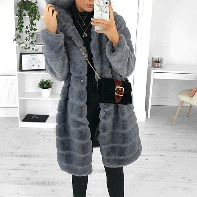 Frau in grauem Kunstpelzmantel, modisch, Wintermode, Selfie, eleganter Look, Innenraum.