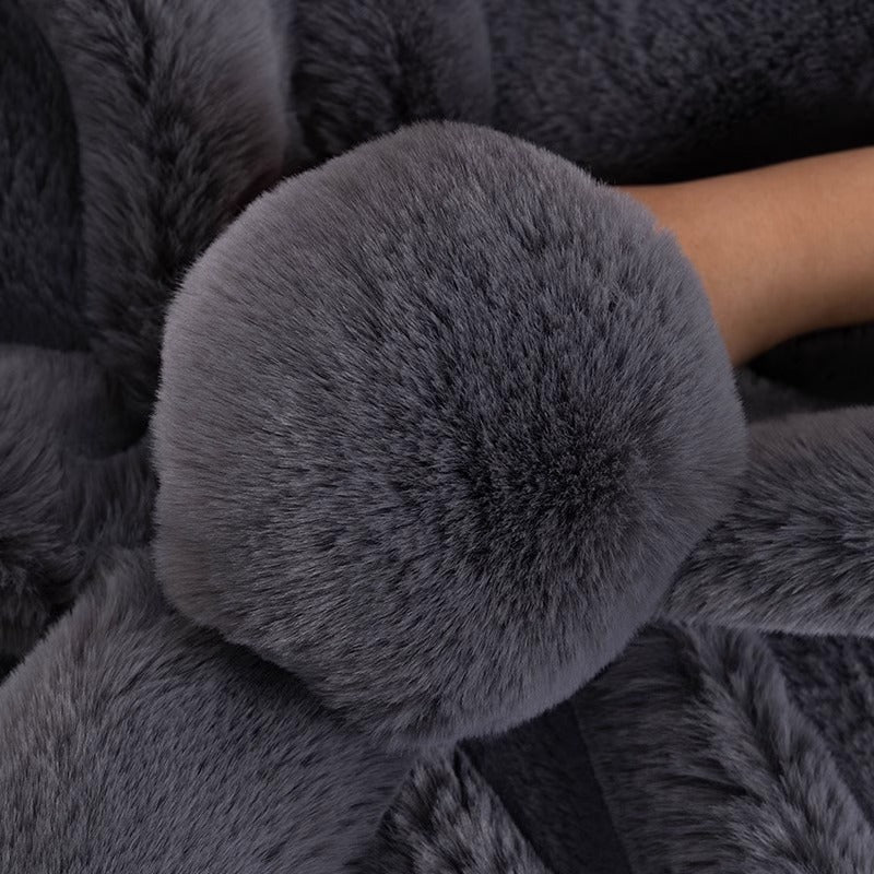 Grauer Kunstpelz-Handwärmer, weich und flauschig, ideal für kalte Wintertage.