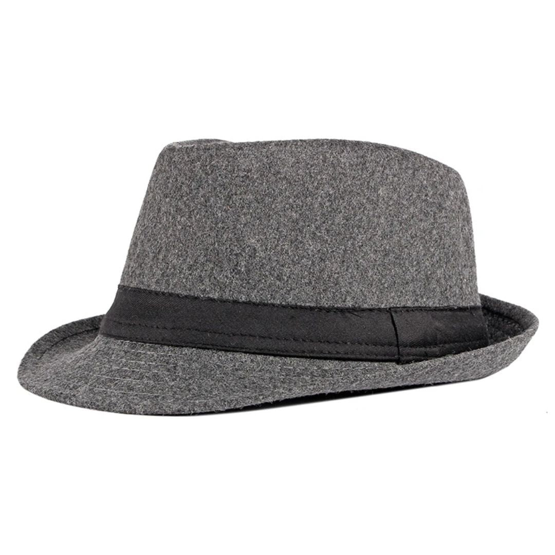 Grauer Filzhut mit schwarzem Band, klassischer Fedora-Stil, modisches Accessoire für Herren.