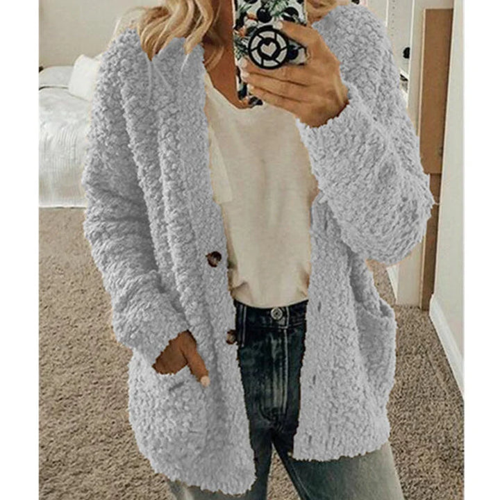 Damen Teddyjacke grau, flauschig, Knöpfe, Taschen, lässig, Herbstmode, gemütlich, warm.