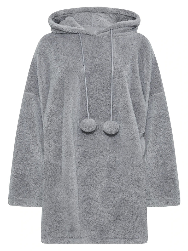 Grauer Kapuzenpullover aus Fleece, gemütlich, mit Kordeln und Pompons, ideal für kalte Tage.