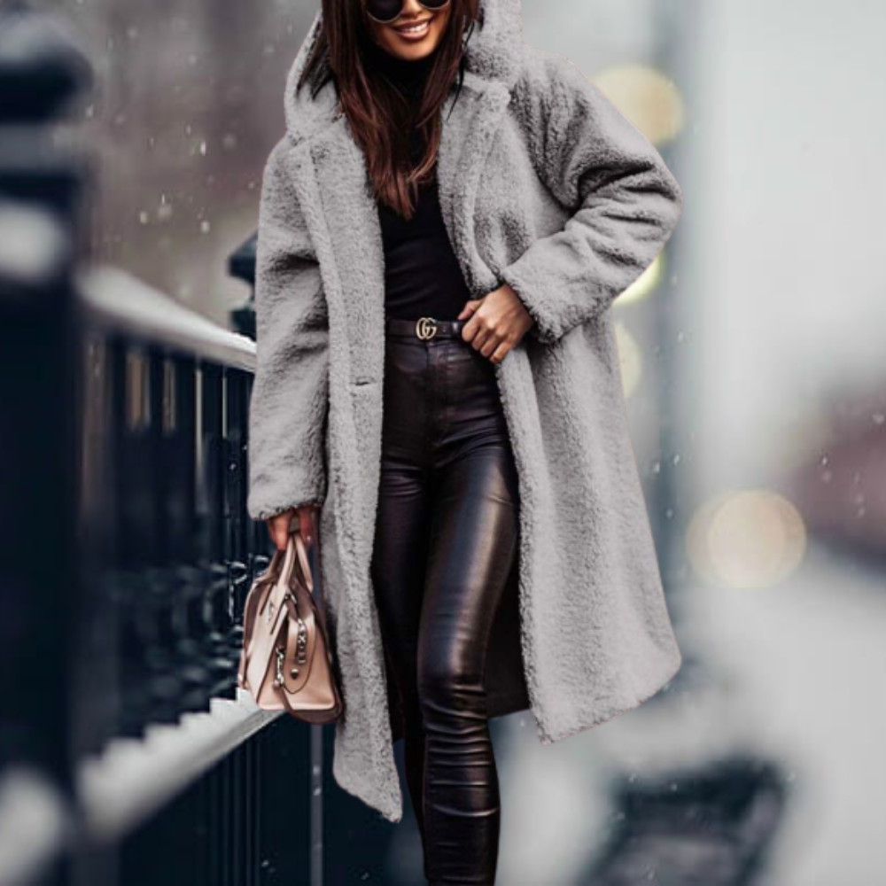 Frau in grauem Teddy-Mantel, schwarze Lederhose, beige Handtasche, Wintermode, Stadtstraße.