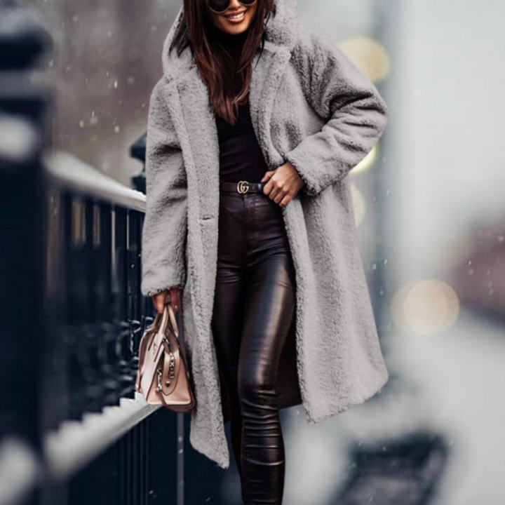 Frau in grauem Teddy-Mantel, schwarze Lederhose, beige Handtasche, Wintermode, Stadtstraße.