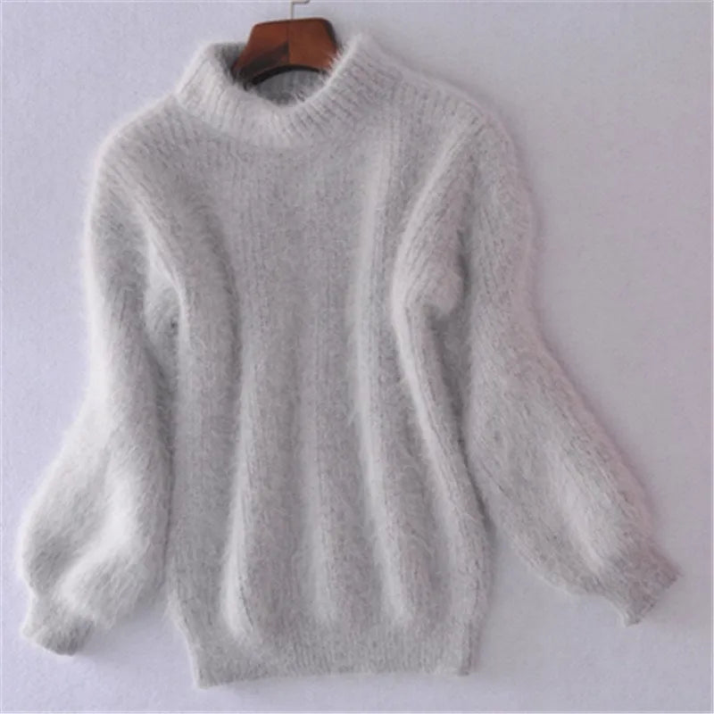 Grauer Damenpullover aus Mohair, langärmlig, kuschelig, modisch, Wintermode, auf Kleiderbügel.