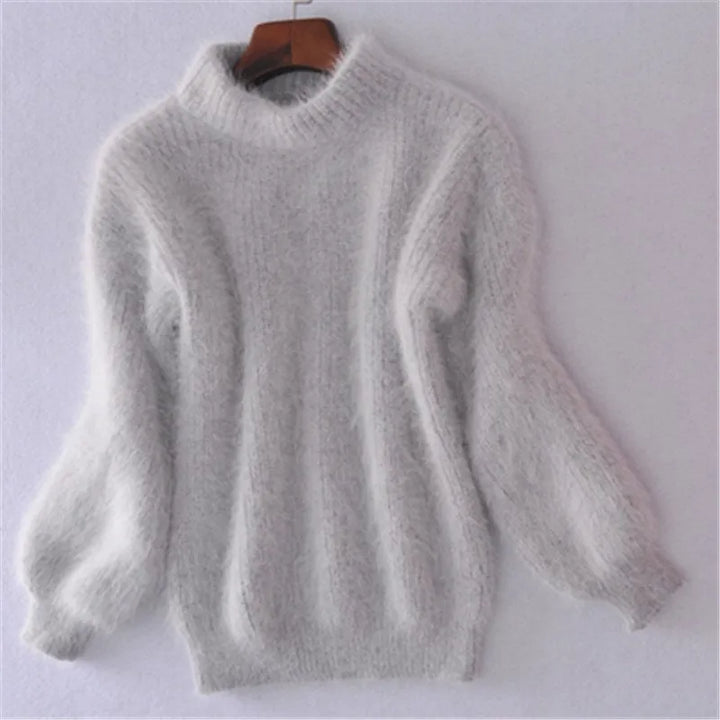 Grauer Damenpullover aus Mohair, langärmlig, kuschelig, modisch, Wintermode, auf Kleiderbügel.