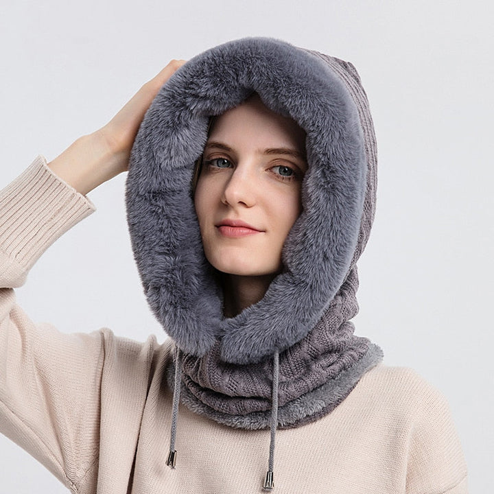 Frau mit grauem, flauschigem Kapuzenschal aus Kunstpelz, modisch, warm, Winteraccessoire.