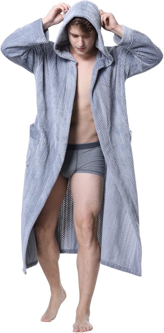 Mann in grauem Fleece-Bademantel mit Kapuze, gemütlich, weich, ideal für Zuhause.