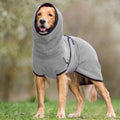Hund in grauem Frottee-Bademantel mit Kapuze, ideal für Haustierpflege und Trocknung.