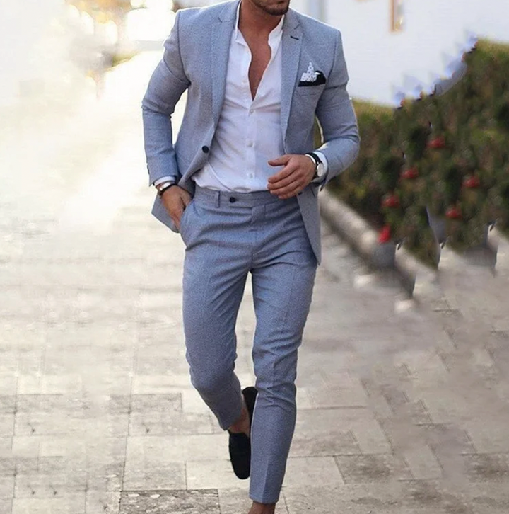 Herrenanzug in Hellgrau, Blazer und Hose, eleganter Business-Look, modisch und stilvoll.