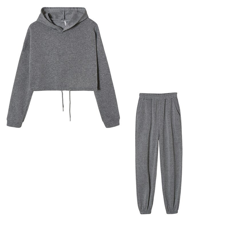 Graues Damen-Sportset, Kapuzenpullover und Jogginghose, bequem, Freizeitkleidung.