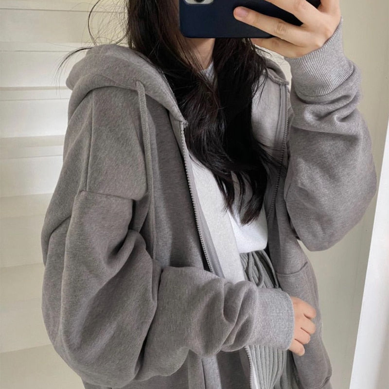 Frau in grauem Kapuzenpullover, Selfie, lässige Mode, gemütlicher Hoodie, Streetwear-Look.