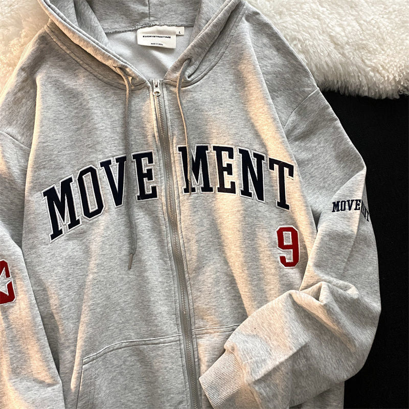 Grauer Kapuzenpullover mit "MOVEMENT"-Aufdruck, Reißverschluss, Baumwolle, sportlich, lässig.