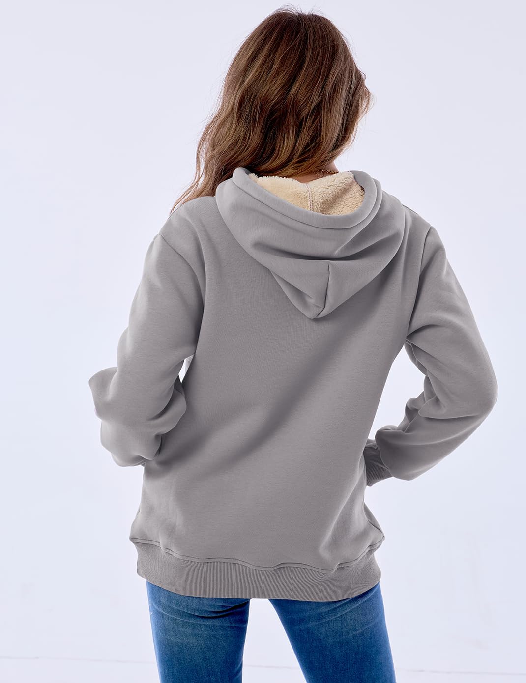 Frau in grauem Kapuzenpullover aus Fleece, Rückansicht, lässige Mode, Herbstbekleidung.