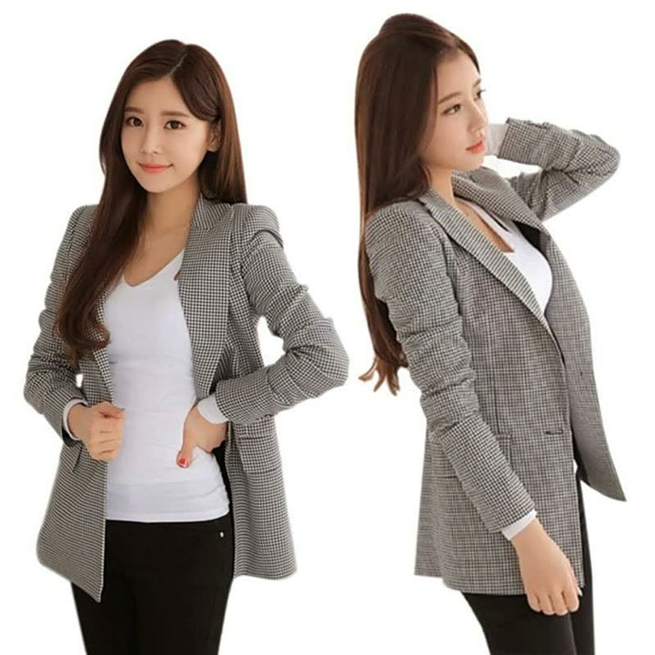 Damen Blazer kariert, grau-weiß, elegant, Business-Look, langärmelig, modisch, Büro-Outfit.