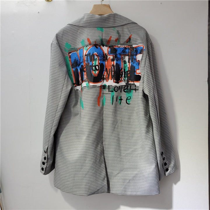 Grauer kariertes Sakko mit bunter Graffiti-Aufschrift, Herrenmode, Streetwear, stilvoll.