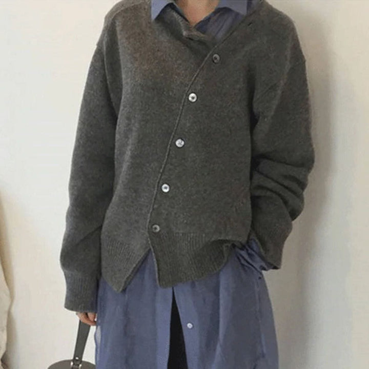 Damen Strickjacke grau, Kaschmir, Wickelstil, Knopfleiste, bequem, modisch, Herbstmode.