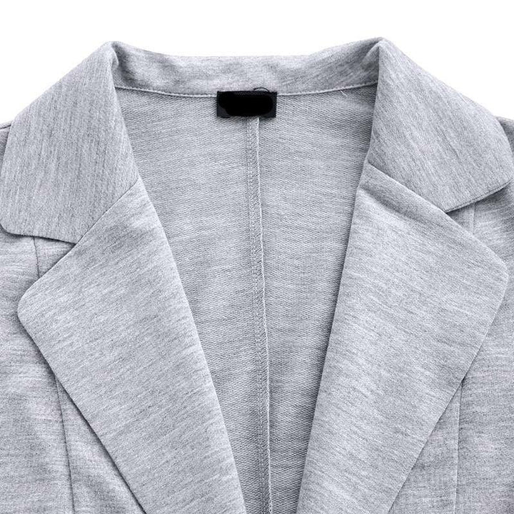 Grauer langärmeliger Blazer-Mantel mit Revers, elegantes Design, Herrenmode.