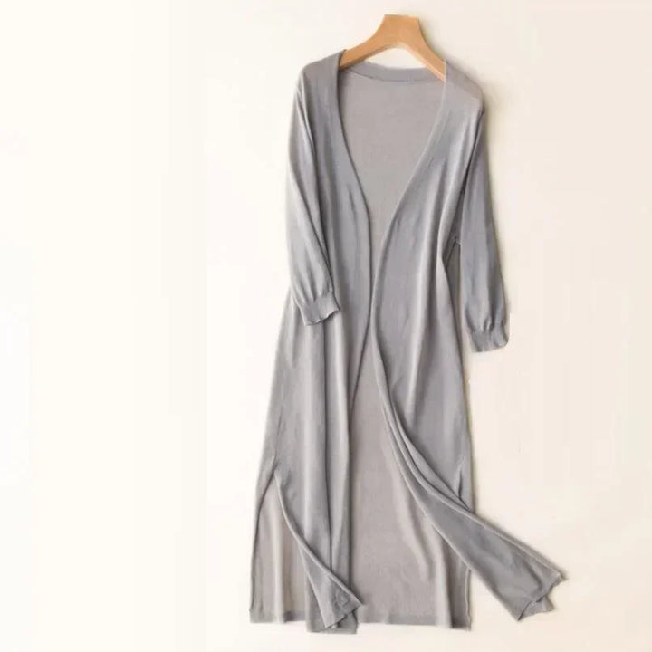Grauer Damen-Strickcardigan, lang, Frühling-Sommer, Sonnenschutz, auf Holzkleiderbügel.