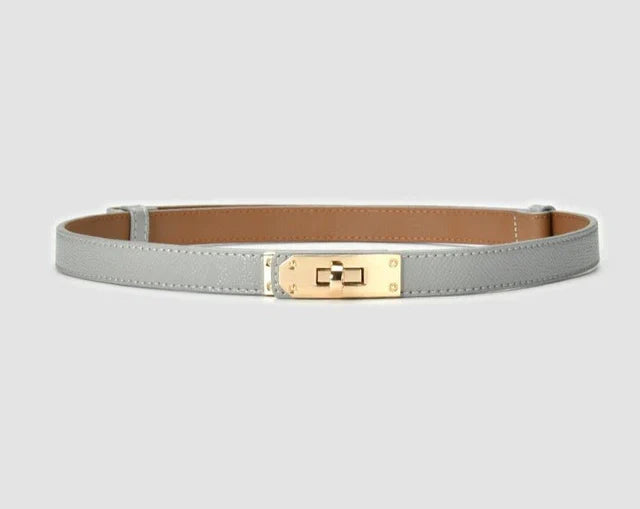 Grauer Ledergürtel mit goldener Schnalle, modisches Accessoire, elegantes Design.