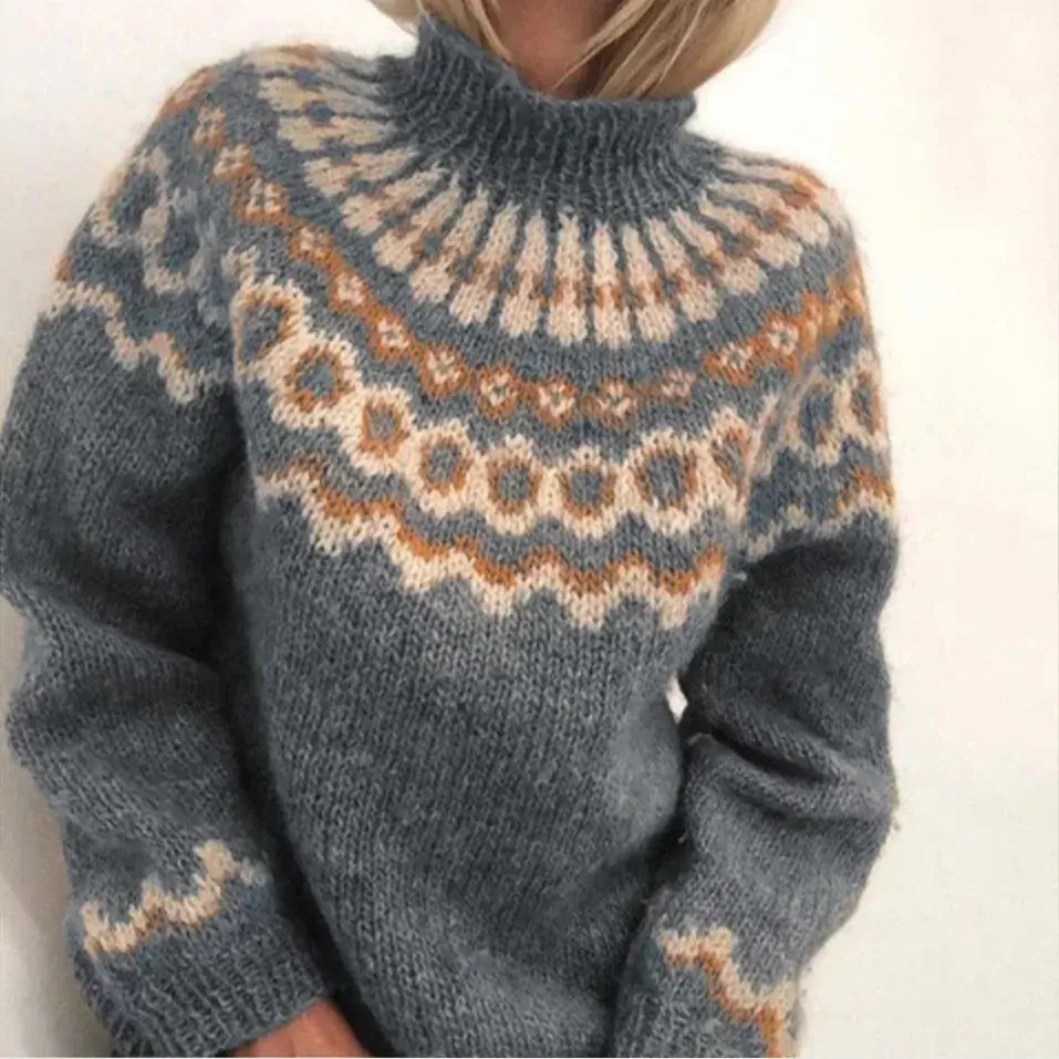 Frau in grauem Strickpullover mit buntem Norwegermuster, Wintermode, gemütlich, warm.