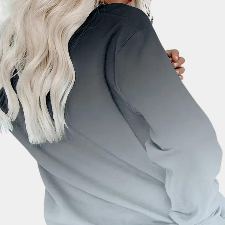 Frau in grauem Ombre-Pullover, blonde Haare, modische Damenbekleidung, Herbstmode.