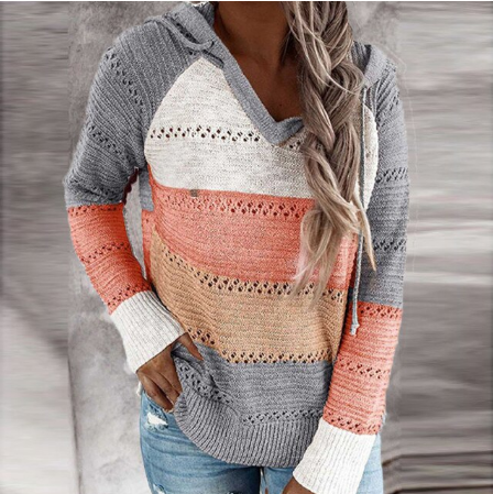 Frau in gestreiftem Strickpullover, grau-orange, V-Ausschnitt, lässig, modisch, Herbstmode.