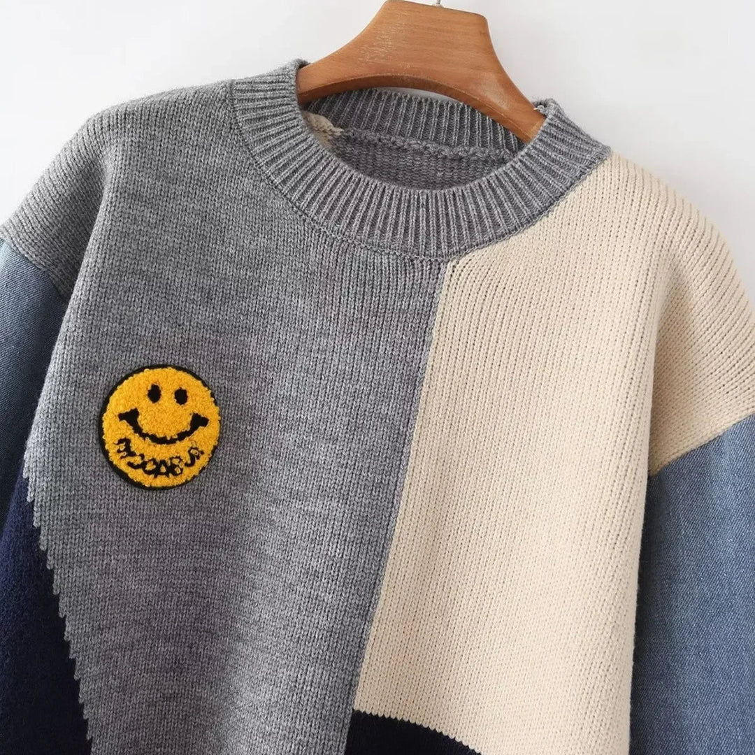 Grauer Strickpullover mit Smiley-Patch, Farbblock-Design, Unisex, Baumwolle, modisch.